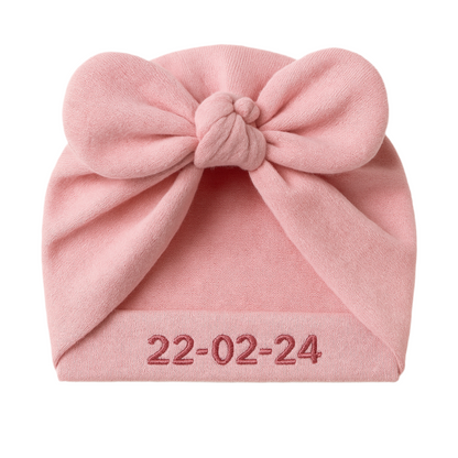 Geboorte muts met strikje (gepersonaliseerd)